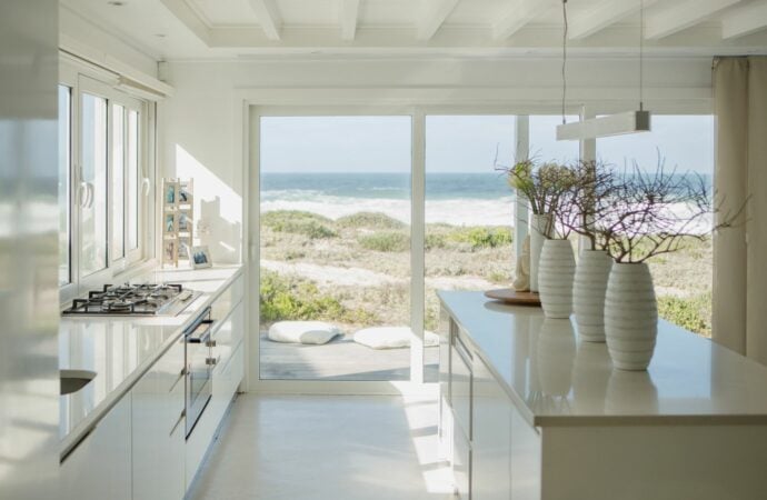 Consejos claves para decoración moderna en propiedades de playa